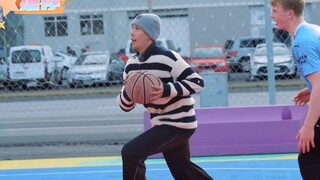 “Dia ingin bermain basket selama beberapa hari.” Qin Hailu diam-diam memperhatikan hobi Wang Anyu