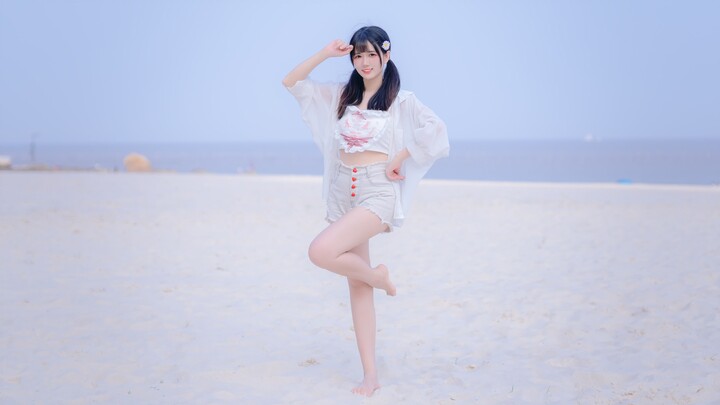 Bare feet on the beach + high-heeled sandals in summer~