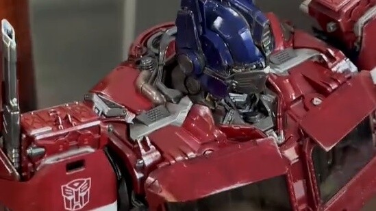 ชมรอบปฐมทัศน์ของ Transformation 7 พร้อมเรื่องราวเสริมของ Optimus Prime ขนาดใหญ่