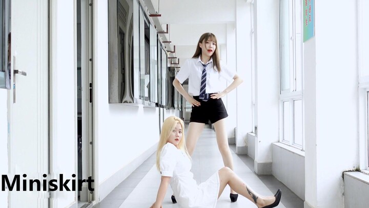 [Cá vàng nhỏ] Ôm cô gái và nhảy váy AOA trước lớp học