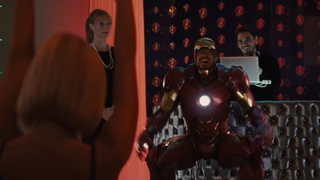 Tony STark Party trong bộ đồ Ironman