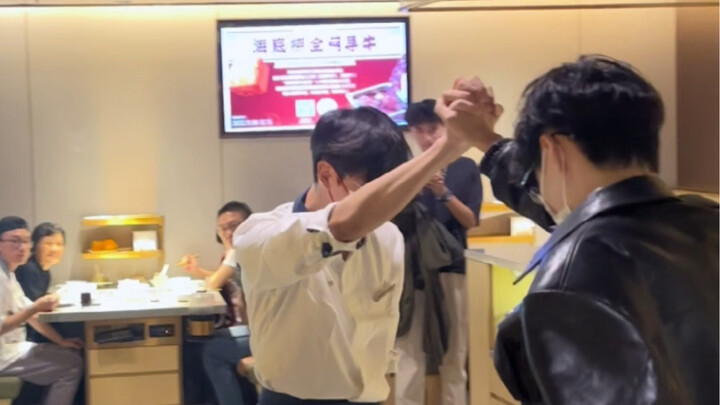 Akhirnya, tibalah waktunya bagi wanita untuk makan dan pria untuk berdansa.
