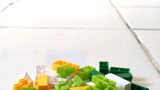 menyortir lego sesuai warna dalam hitungan detik