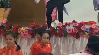 Thai students dance to the Chinese traditional jazz dance in cheongsam - I am ashamed of myself for 