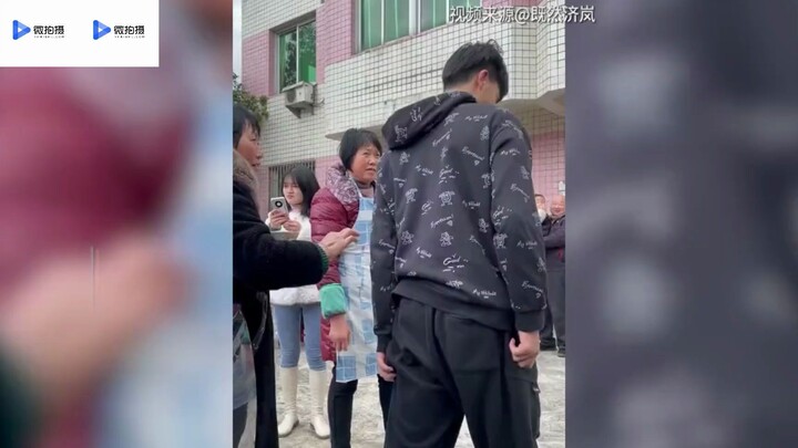 Seorang pemuda dari Nanchang terpaksa membuka usahanya saat Tahun Baru Imlek dan menunjukkan bakatny