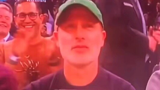 ริค เพื่อนร่วมทีมของคุณกำลังซ่อนตัวจากซอมบี้แต่คุณกลับดู NBA!
