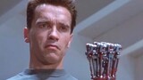 Terminator: Terminator membuka tangannya, memperlihatkan tulang logam, dan pria itu terkejut di temp