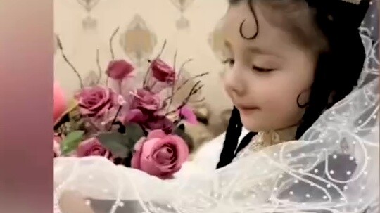 Watching a little girl from Xinjiang dancing on the Internet, is it a default setting for Xinjiang p