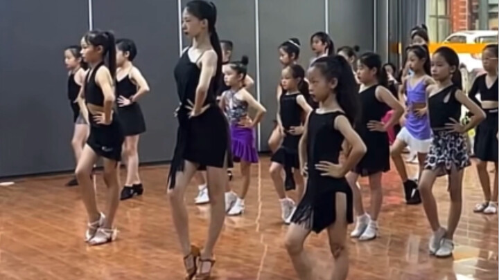 「Li Mohan」My beautiful teaching assistant sister! So cool!! I really like this segment!