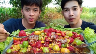 ยำสตอเบอร์รี่มะปรางข้าวโพด! ปลาร้าเป็นตัว แซ่บนัวสุดๆ..