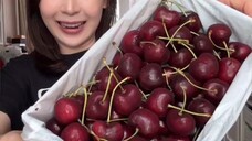 Salah satu buah favorite aku cherry , seneng dapet yang bagus , besar besar warnanya pekat , biasa m