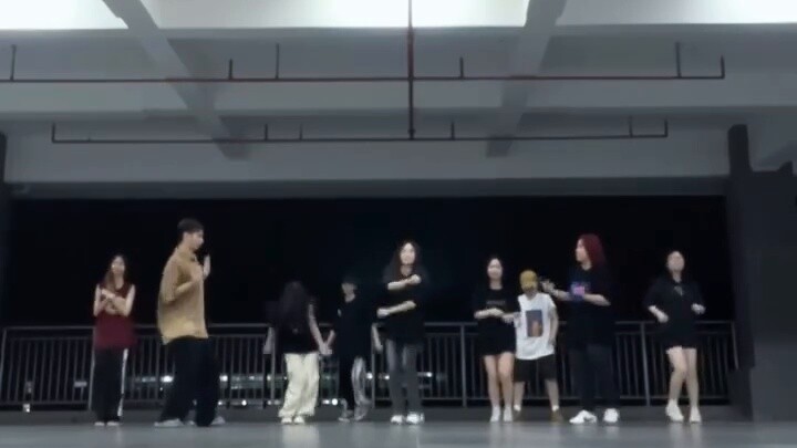 Ketika Anda memiliki sekelompok pasangan dansa...tentu saja sekaranglah saatnya! Bahkan jika besok a