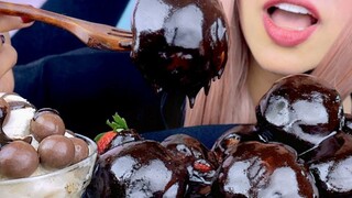 Crunchy ASMR | 巧克力夹心泡芙和冰激凌