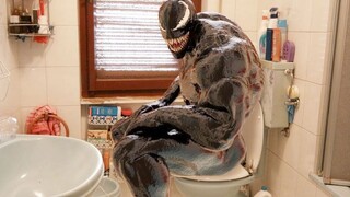 Venom quá khổ trong phòng tắm, "Anti-Venom" phải lao vào tìm anh, cảnh quay khá xấu hổ