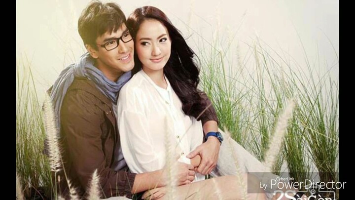 Nadech and Taew Natapohn collecting photos😉😊
