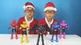 Ozawa và anh trai mở hộp và chơi với bộ đồ chơi biệt đội điệp viên mini, mỗi bộ 5 món đồ chơi đều có