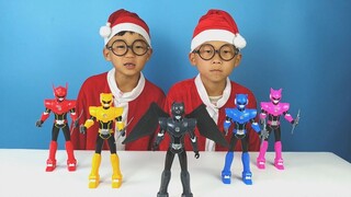 Ozawa and his brother opened the box and played with the mini-spy team toys. Each of the five toys h