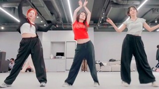 สตูดิโอเต้นแห่งใหม่ล่าสุดของ RedVelvet Bad Boy! ฝันกลับมาอีกครั้ง!