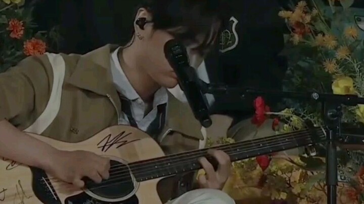 Enhypen Jay with his guitar  😍