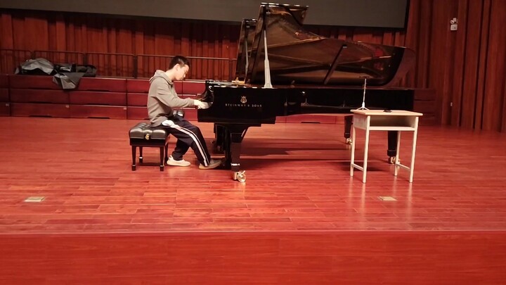 ผู้สมัครงานศิลปะอายุ 16 ปีเล่นเพลงวอลทซ์ "ดาด้าเตะฮิม" บนเปียโนมูลค่า 200 วัตต์ (เพลงวอลทซ์แรกของ Li