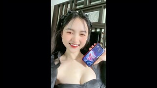 Bé aya xinh tươi chơi game cực khét