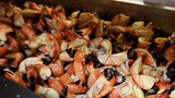 There is a kind of crab. Why do local people only eat crab claws? If you eat a whole one, you will b