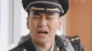 Cô bé vô cùng kinh ngạc, chỉ cần liếc mắt đã nhận ra cấp bậc của lính gác đang đứng gác ở cửa#特兵之霹雳火