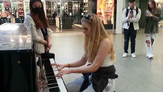 Girl Shocked The Passengers With Interstellar on Public Piano