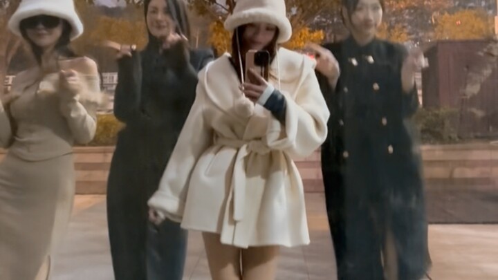 是谁偷偷 偷走我的❤️#对镜拍 #边走边拍 #边走边跳