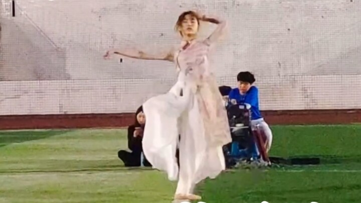[Cover Dance] ประสบการณ์การเต้นคลาสสิกในสนามเด็กเล่นที่มีบรรยากาศสุดมันส์จะเป็นอย่างไร?