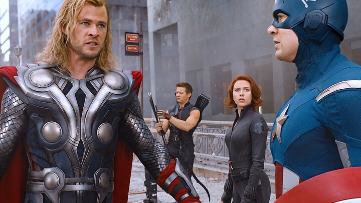 Adakah yang memperhatikan bahwa di Avengers 1, Hawkeye mengambil anak panah dari belakang Captain Am