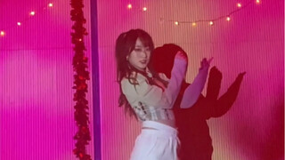 【TWICE】นักศึกษาหญิงคนหนึ่งแสดงเพลงเดี่ยวของ Tuwas ที่มีชื่อว่า “Scientist” ในงานเลี้ยงต้อนรับนักศึกษ