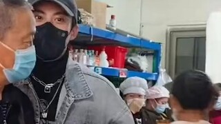 Video Wang Hedi kembali ke toko sate goreng Leshan! Jaket denim, topeng hitam, terlihat sangat tampa