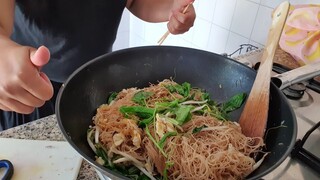 ผัดซีอิ๊วเส้นหมี่ง่ายๆ Stir fried noodles with black soy sauce(ให้คุณชายเขาหน่อยค่ะ)