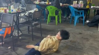 Ayo makan di warung makan, Kakak Kid, beri aku waktu sebentar...