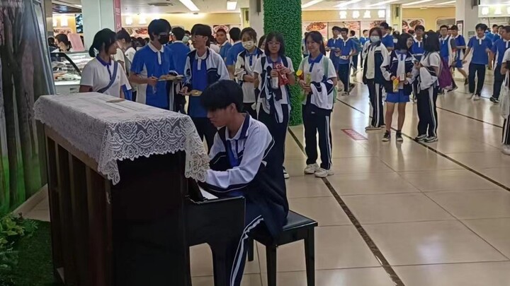 [Shenzhen No. 2 High School] เมื่อเดินผ่านโรงอาหาร ฉันพบเปียโนเสริม