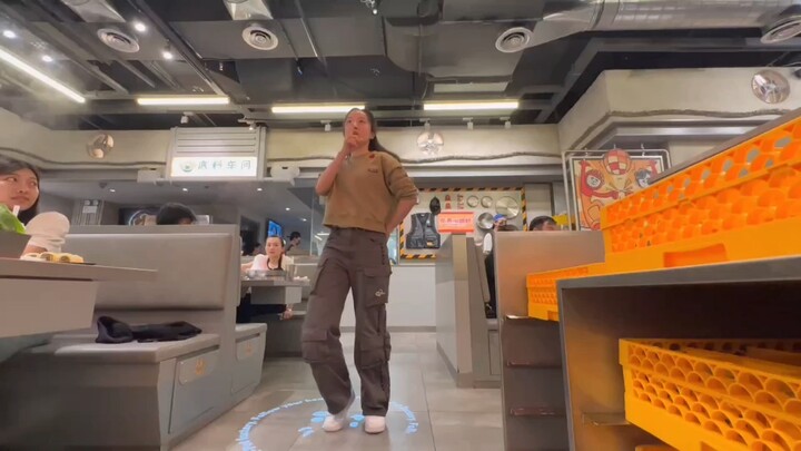 Whose fans can still get support while dancing with hot pot~