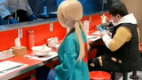 Seorang pemuda dari Henan bertemu dengan seorang wanita cantik di sebuah restoran Jepang.Gaun Tsunad