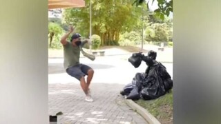 แต่งเป็นถุงขยะแกล้งคนผ่านทาง