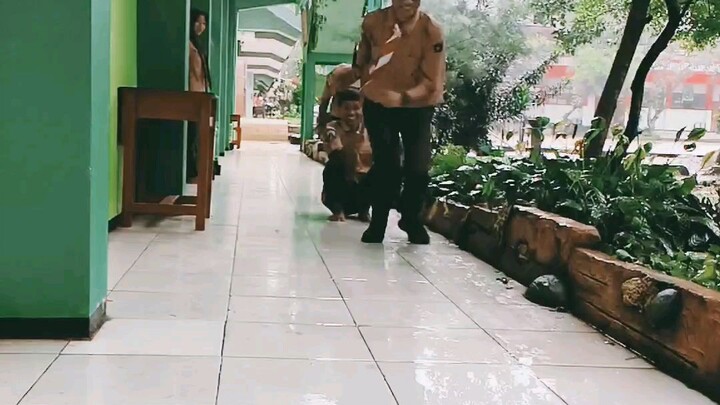 keseruan disekolah saat hujan 🤣
