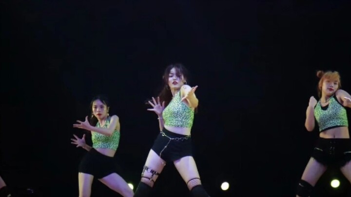 [Sichuan Agricultural University] Back to the old days! 2NE1 I’m the most popular blew up the crowd
