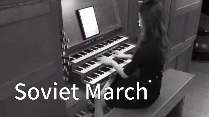 Memainkan "Soviet March" Dengan Organ