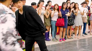 男人戴眼镜发现重大敌情 结果让人哭笑不得