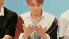 Jungkook Realize having a hand. 🤣🤣🤭🤭