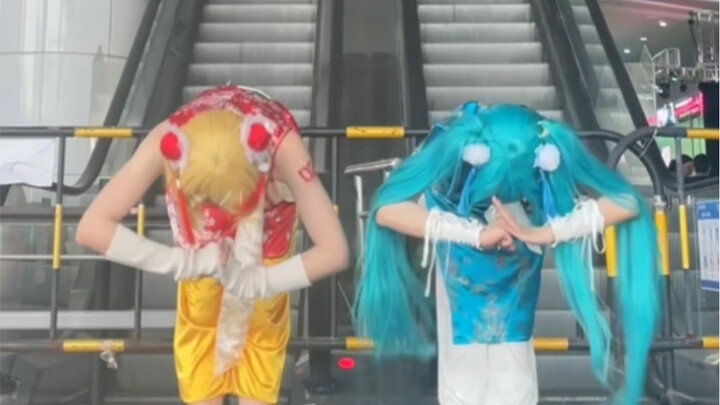 Come in and watch ac girl and bilibili girl dance Kung Fu Panda dance