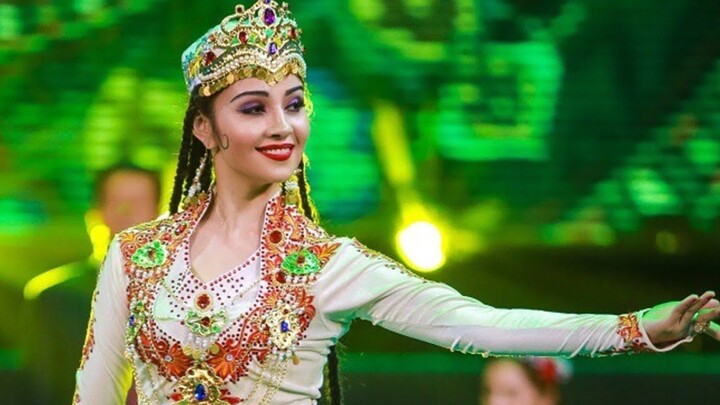 Tarian tradisional Uygur--banwu