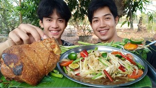 ขาหมูทอดกรอบเนื้อนุ่ม กินกับส้มตำปลาร้ารสเด็ด แซ่บสุดๆ.