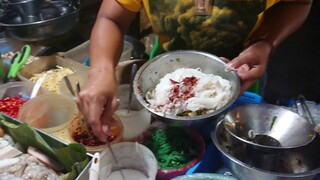 Thai Street Food at Local Market in Bangkok ยำขนมจีน ยำแหนมเจ้าอร่อย