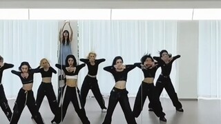 Babymonster xiên, một bản dance cover chuyển thể từ chương trình phải nhảy trong các trò chơi thể th