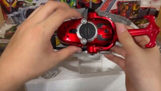 Unboxing Aoi Aoi mengatakan kejutan tas keberuntungan Kamen Rider Tokusatsu 2000 dan efek programnya